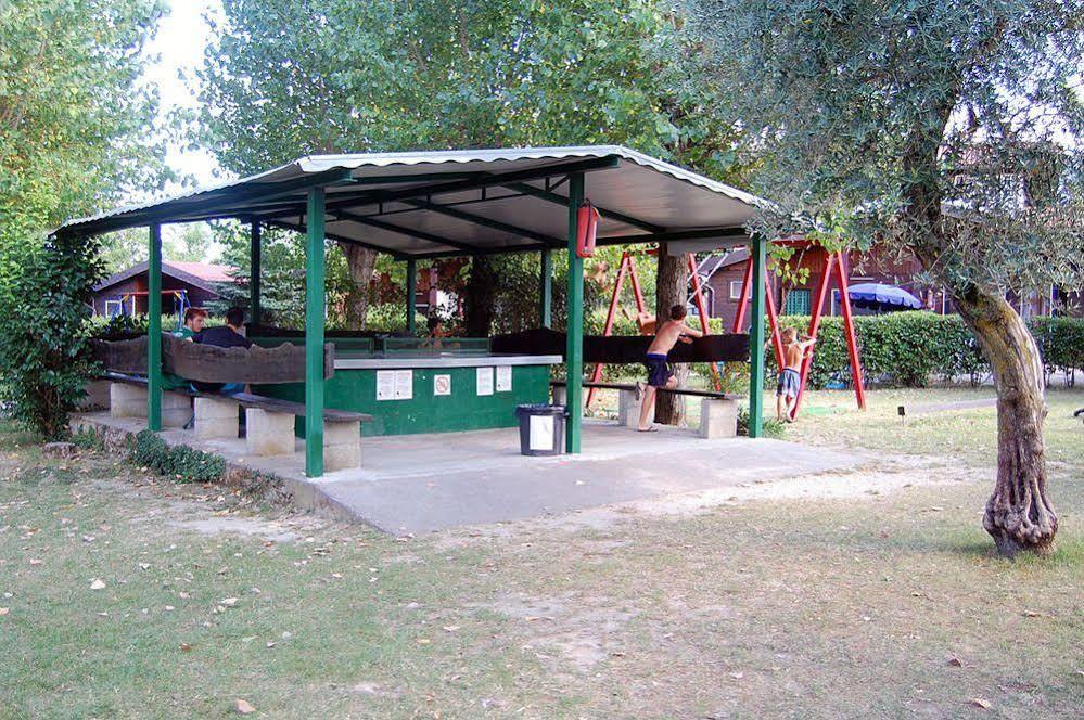 特瑞维萨哥营地酒店 Moniga del Garda 外观 照片